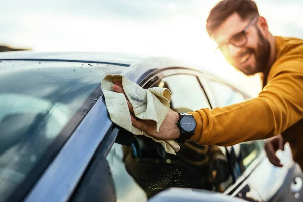 Tiro Jovem Feliz Polir Seu Carro Com Pano Microfibra — Fotografia de Stock