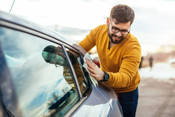 Foto Hombre Satisfecho Haciendo Toque Final Con Tela Microfibra Coche —  Fotos de Stock