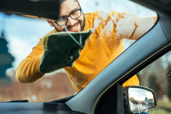 Βολή Του Ένας Ικανοποιημένος Άνθρωπος Καθαρίζοντας Παράθυρα Του Αυτοκινήτου Από — Φωτογραφία Αρχείου