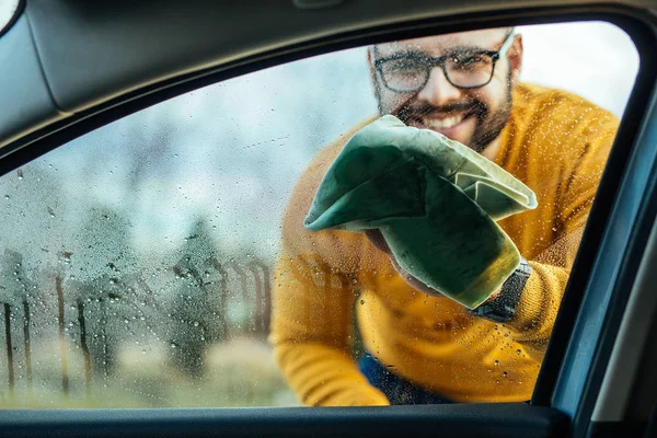 Фото Щасливого Молодого Чоловіка Який Прибирає Вікно Автомобіля Ззовні — стокове фото