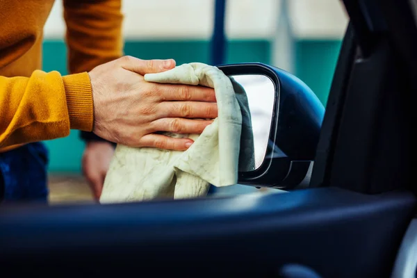 Tiro Hombre Limpiando Mano Espejo Retrovisor Coche —  Fotos de Stock