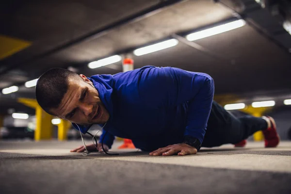 Atleta Sesso Maschile Facendo Flessioni Nel Parcheggio Sotterraneo — Foto Stock