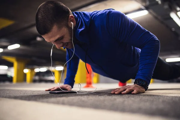 Atleta Sesso Maschile Facendo Flessioni Nel Parcheggio Sotterraneo — Foto Stock