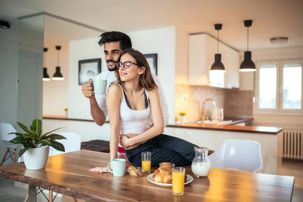 朝食時に自宅で時間を一緒に過ごして楽しんでいる若いカップルの写真 — ストック写真