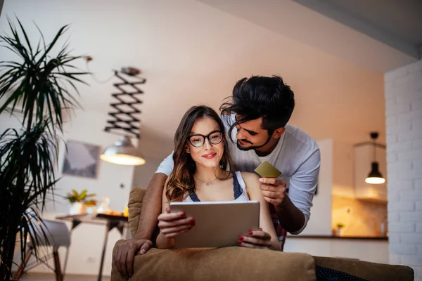 Foto Van Een Glimlachende Jong Koppel Online Winkelen Een Digitale — Stockfoto