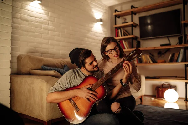 Retrato Jovem Casal Tocando Guitarra Juntos Casa — Fotografia de Stock