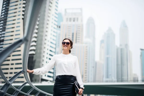 Potret Seorang Wanita Muda Yang Percaya Diri Menikmati Bisnis Kota — Stok Foto