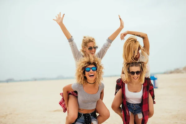 Amici Felici Divertirsi Sulla Spiaggia — Foto Stock