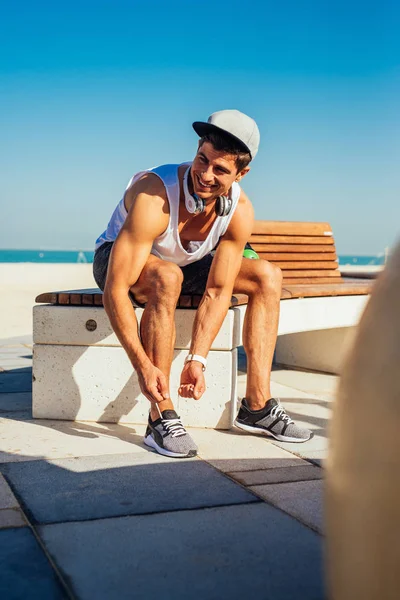 Retrato Joven Atlético Con Auriculares Lleno Entusiasmo Atándose Los Zapatos —  Fotos de Stock