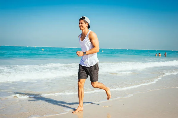 Portrét Usměvavý Pohledný Muž Běžící Pláži Výhledem Oceán — Stock fotografie