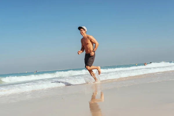 Retrato Joven Guapo Corriendo Por Playa Junto Océano Caluroso Día —  Fotos de Stock