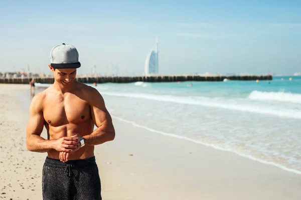 모자를 해변에서 남자의 — 스톡 사진