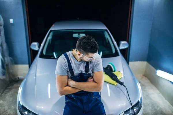 彼のワーク ショップでポーズをとって若い男性自動車修理工 — ストック写真