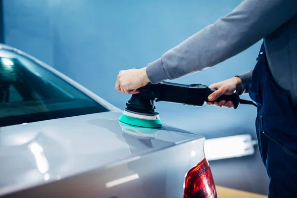 Primo Piano Giovane Uomo Che Lucida Sua Auto — Foto Stock