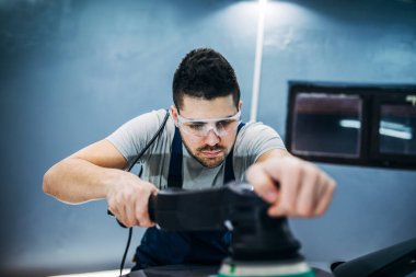 Bir makine ile bir araba Lehçe yapan erkek.