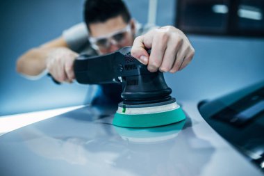 Makine ile bir araba Lehçe yapan erkek.