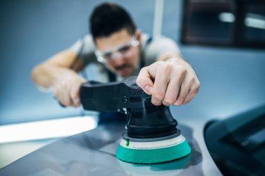 İş dükkânının araba Lehçe yapan erkek.