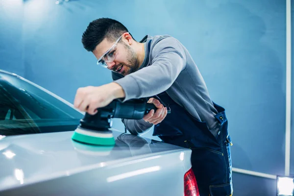 Foto Hombre Trabajador Puliendo Coche — Foto de Stock