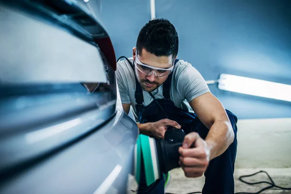 Hombre Haciendo Pulido Coche Con Una Máquina —  Fotos de Stock