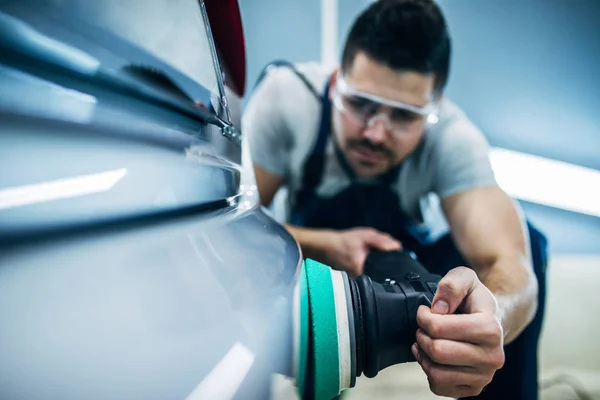 Mann Poliert Auto Mit Der Maschine — Stockfoto