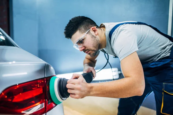 Man Polishing Car Workshop — Stock Photo, Image