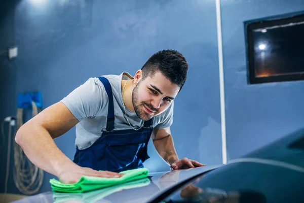 Hombre Lavando Coche Taller — Foto de Stock