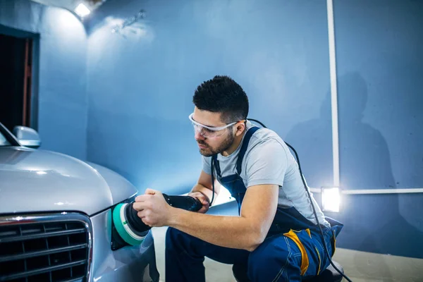 Hombre Haciendo Pulido Coche Con Máquina — Foto de Stock