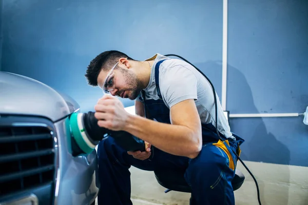 Hombre Haciendo Pulido Coche Con Una Máquina — Foto de Stock