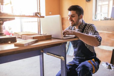Marangoz atölyesini bir bilgisayarda çalışma.