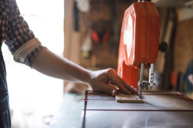 Atış sondaj makinesi ile çalışan bir marangoz.