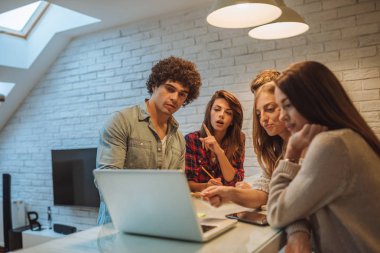 İş hakkında tartışmaya arkadaş grubu.