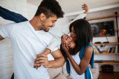 Evde kucaklayan güzel Afro-Amerikan aile fotoğrafı.