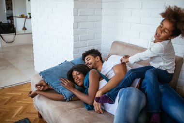 Sevimli kız babası kadar uyanma.