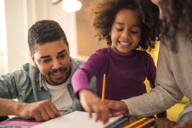 Afro-Amerikan aile oturma odasında çizim ve bazı eğlenceli harcama vakit.