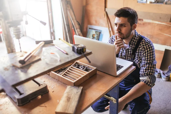 Jovem Carpinteiro Trabalhando Laptop Sua Oficina — Fotografia de Stock