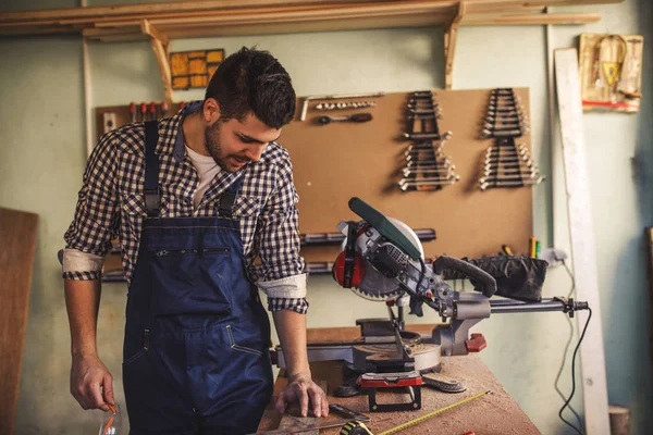 Jovem Carpinteiro Trabalhando Sua Oficina — Fotografia de Stock