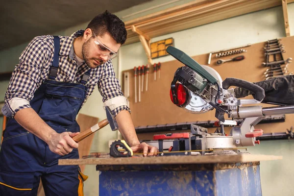 Prise Vue Jeune Menuisier Travaillant Atelier — Photo