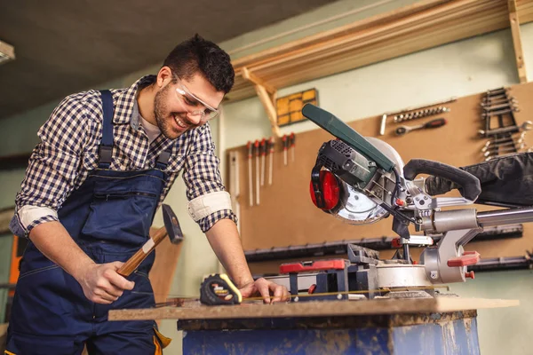 Jeune Menuisier Travaillant Dans Son Atelier — Photo