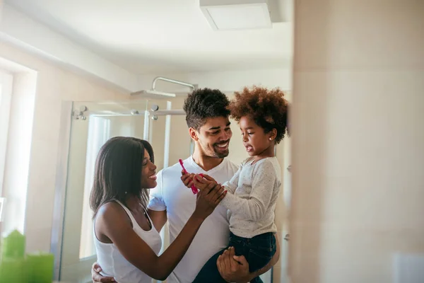 Família Afro Americana Pronta Para Lavar Dentes Banheiro — Fotografia de Stock