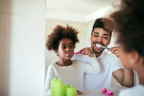 Retrato Feliz Pai Filha Afro Americanos Escovando Dentes Banheiro — Fotografia de Stock