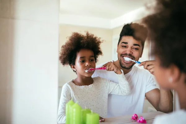 Boldog Afro Amerikai Apa Lánya Fogmosás Fürdőszobában Portréja — Stock Fotó