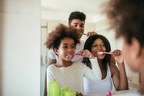 Foto Lycklig Afro American Familj Tvätta Sina Tänder Dagliga Morgonrutin — Stockfoto