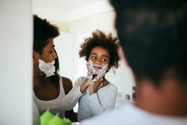 拍摄的乐趣与剃须泡沫浴室里的黑人家庭 — 图库照片