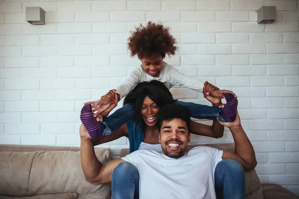 Família Afro Americana Feliz Brincando Juntos Casa — Fotografia de Stock