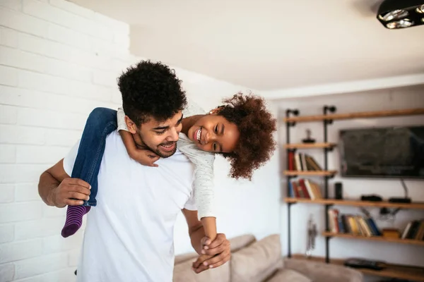 Schattige Afro Amerikaanse Jongen Spelen Met Haar Papa — Stockfoto