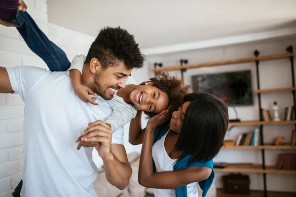 Skott Lycklig Svart Familj Njuta Tillbringa Tid Tillsammans Hemma — Stockfoto