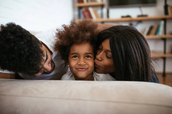 Βολή Της Ευτυχισμένη Μαύρη Οικογένεια Συγκόλληση Στο Σπίτι — Φωτογραφία Αρχείου