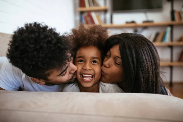 Aranyos Afro Amerikai Család Megosztása Egy Csókot Pihentető Otthon — Stock Fotó