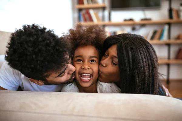 Linda Familia Afroamericana Compartiendo Beso Relajándose Casa —  Fotos de Stock