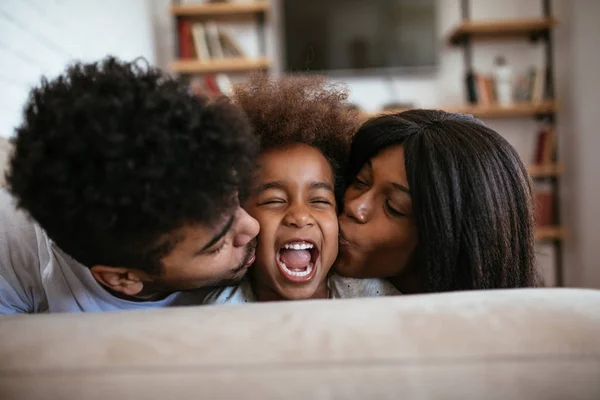 Ouders Kussen Schattig Lief Dochter — Stockfoto